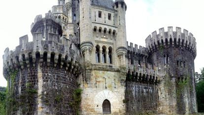 Una de las fachadas del castillo de Butrón.