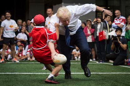 Johnson se abalanzaba sobre un niño durante un partido de rugby en un torneo en Tokio (Japón), en 2015.