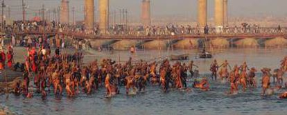 Fieles hindúes realizan sus rituales en la ciudad de Allahabad el pasado martes.