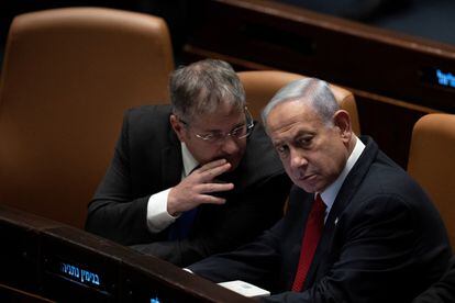 Benjamín Netanyahu y su ministro de Educación, Yoav Kisch, este lunes en la Knesset, durante el debate de la reforma judicial.