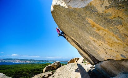 Un escalador en la isla de Caprera, en el parque nacional del Archipiélago di la Maddalena (Cerdeña).