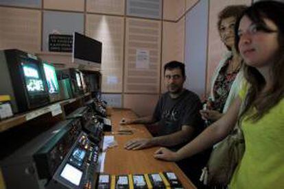 Empleados de la estación de televisión y radio pública ERT permanecen en la sede de la entidad en Atenas, Grecia, este 13 de junio de 2013.