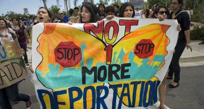 Protesta en California contra la deportación de inmigrantes.