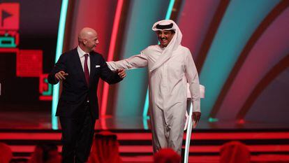 El presidente de la FIFA, Gianni Infantino, y el Emir de Qatar, Sheikh Tamim bin Hamad al-Thani, durante el sorteo del Mundial.