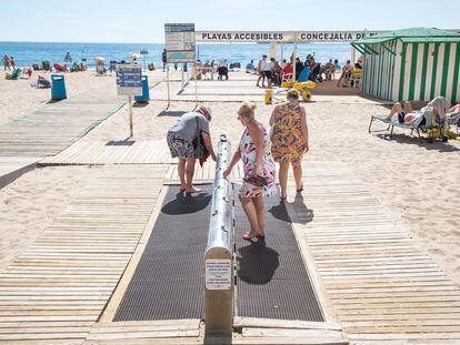 Los bañistas visitan las playas de Benidorm tras la subida de temperaturas en septiembre.