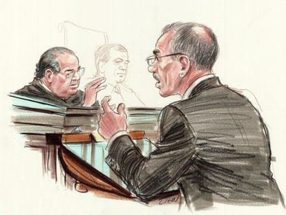 El abogado del Estado Donald Verrilli responde al juez Antonin Scalia durante la sesi&oacute;n en el Tribunal Supremo.