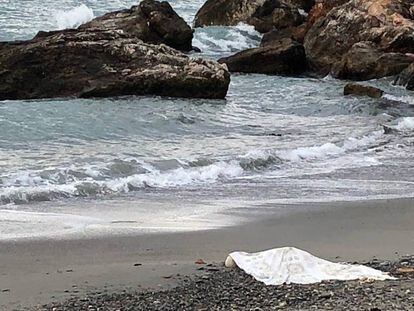 El cuerpo sin vida de una mujer encontrado este viernes en la playa de La Herradura, en Almuñécar, Granada.