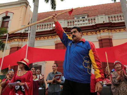 Maduro apoyado por sus seguidores, el jueves en Caracas