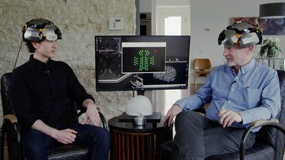 Rafael Yuste, a la derecha, prueba un aparato neurotecnológico en el documental 'Theater of Thought'.