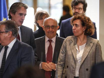 Cristóbal Montoro (en el centro), ayer entre los ministros Dolors Montserrat e Iñigo de la Serna.