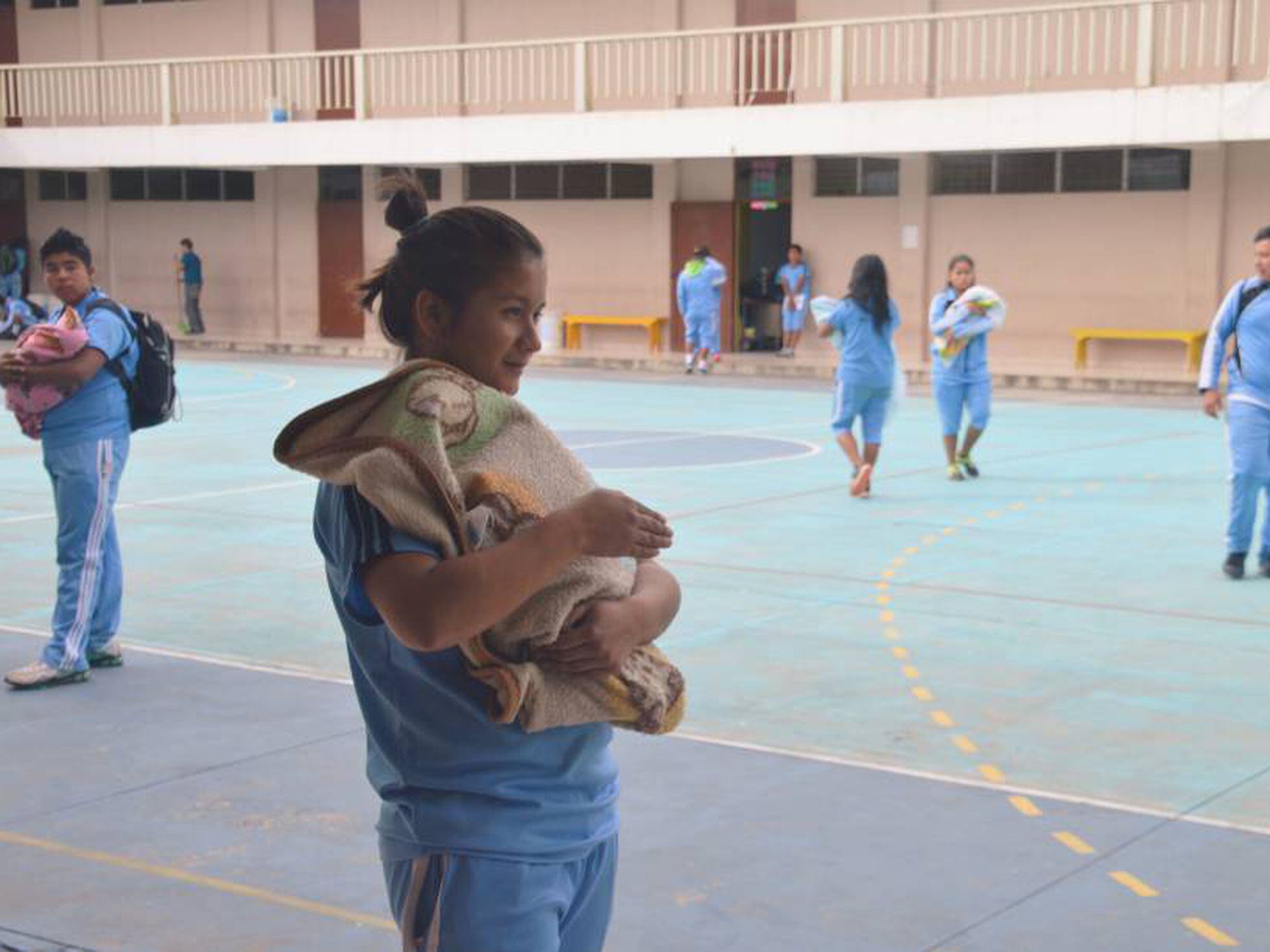 Niño Bebé Feliz Juega Con Una Pelota De Fútbol En Un Estudio