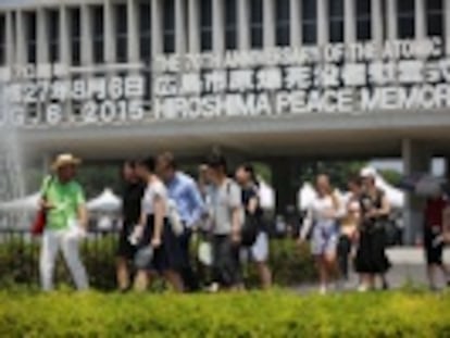 En el día en que se cumplen 70 años desde que se arrojó la bomba, el primer ministro Shinzo Abe y una multitud de japoneses se reunirán hoy para recordar el día más doloroso de su historia