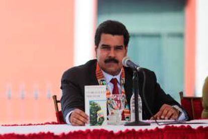 Fotografía cedida por Miraflores que muestra al vicepresidente venezolano, Nicolás Maduro (d), liderando un acto en Caracas (Venezuela).