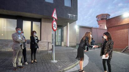La directora del centro penitenciario de Basauri, Vicenta Alonso escenifica el traspaso de la transferencia de prisiones a la consejera vasca de Igualdad, Justicia y Políticas Sociales, Beatriz Artolazabal.