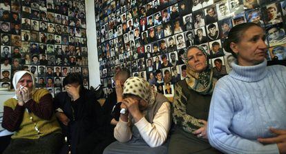 Mujeres familiares de v&iacute;ctimas de Srebrenica reaccionan a la sentencia del Tribunal de la ONU en 2007 en la ciudad bosnia de Tuzla.