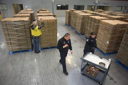 Agentes aduaneros y tributarios de EE UU examinan un cargamento de fresas en Tijuana