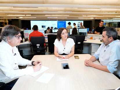 Pepa Bueno analiza los resultados del 19-J con Pablo Ordaz y Carlos E. Cué, en la redacción de EL PAÍS.