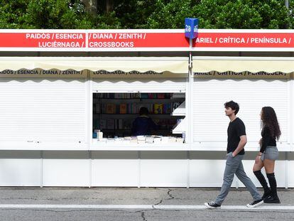 Una pareja pasea por la Feria del Libro de Madrid antes de la apertura de las casetas.
