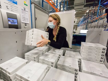 Una empleada guarda en el congelador paquetes con viales de la vacuna de Pfizer/BioNTech en la planta de de Pfizer en Puurs (Bélgica).