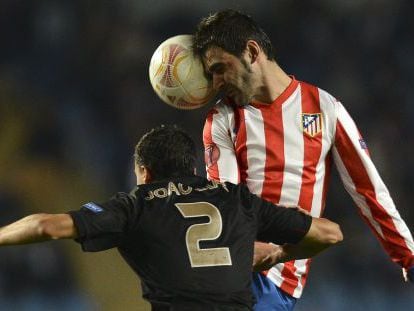 Adri&aacute;n Lopez despeja un bal&oacute;n ante Joao Dias.