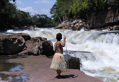 Un niño indígena observa el río Igara-Paraná, el 26 de enero de 2023, en La Chorrera (Colombia). 