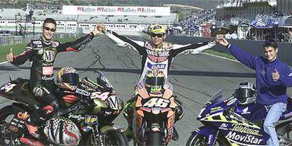 Manuel Poggiali, Vallentino Rossi y Daniel Pedrosa, los tres campeones del mundo, ayer en el circuito de Cheste.