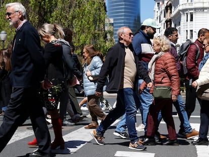 Ciudadanos cruzan un paso de cebra en Bilbao, el 20 de abril de 2024.