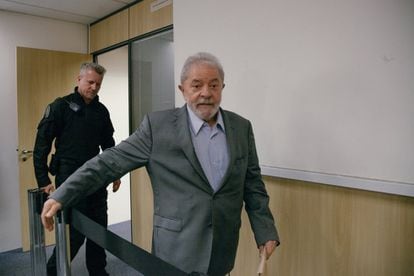 Se le ve fuerte. Decidido a cambiar su destino. La idea de que la cárcel, con el tiempo, iba a debilitar a Luiz Inácio Lula de Silva no corresponde a la realidad, en la imagen el expresidente de Brasil se dirige a la entrevista.