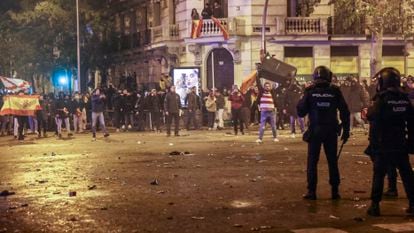 Lanzamiento de objetos contra la policía en la confluencia entre las calles del Marqués de Urquijo y Ferraz.