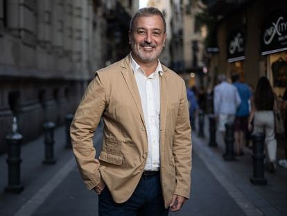 04/08/22 Jaume Collboni, primer teniente de alcalde del Ayuntamiento de Barcelona, posa en la calle Avinyó​. ALBERT GARCIA