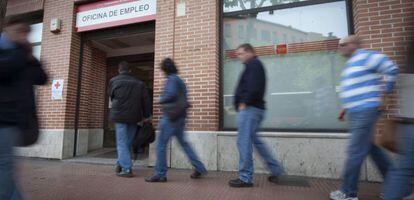 En la imagen, un grupo de personas hacen cola en una oficina del INEM en Alcal&aacute; de Henares (Madrid). EFE/Archivo