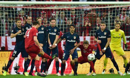 Xabi Alonso lanza la falta que significaría el primer gol del Bayern.