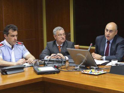 Ares (derecha), ayer, durante su comparecencia en el Parlamento.