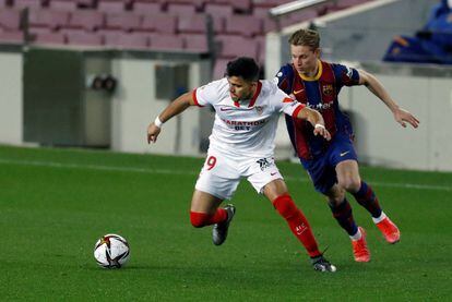 Acuña, del Sevilla, intenta controlar un balón ante De Jong, en un momento del partido que disputaron ambos equipos el pasado mes de marzo.