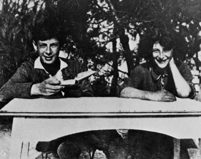 La escritora francesa Simone Weil en una fotografía tomado en 1922, junto a su hermano.