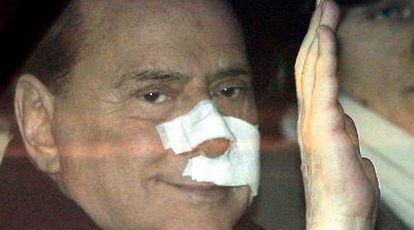 Silvio Berlusconi saluda al llegar a su residencia en Arcore, a las afueras de Milán, tras recibir el alta.