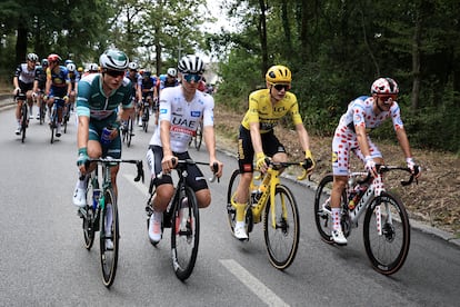 Pogacar, in white, together with Vingegaard, in yellow, together with Jasper Philipsen and Giulio Ciccone, winners of the green and polka-dot jerseys of the Tour, this Sunday.