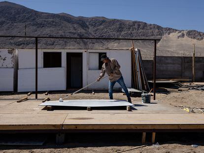 Un trabajador pinta un pánel durante la construcción de una vivienda en Antofagasta (Chile), en abril de 2023.
