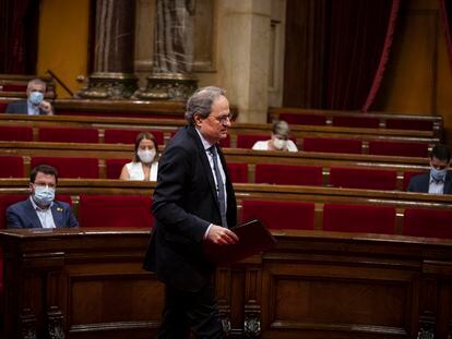 El vicepresidente catalán, Pere Aragonés (der.) mira al president Quim Torra en el pleno del Parlament.