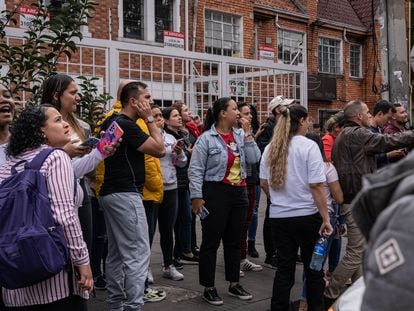 Ciudadanos salen a las calles por un temblor registrado en Bogotá, el 17 de agosto de 2023.