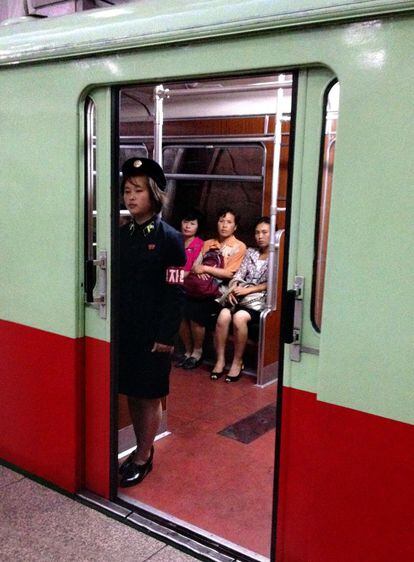 Varias pasajeras y una revisora en el metro de la capital de Corea del Norte, construido hace cuatro décadas, a finales de agosto. Ahora tiene dos líneas que suman casi 20 paradas. Pero los visitantes extranjeros solo pueden viajar entre dos estaciones, entre Puhung y Yong Gwang. El billete cuesta 5 won. Los autobuses y los tranvías van abarrotados, las colas son largas y se ven algunas bicicletas (que cuestan el salario de 2-3 meses). En los últimos años ha aumentado el tráfico de coches.