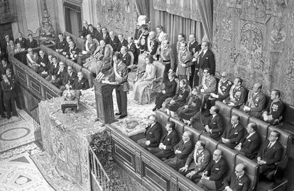 Juan Carlos de Borbón, durante su discurso de jura en el Congreso de los Diputados, en el que anunciaba su propósito de ser “rey de todos los españoles”, el 11 de noviembre de 1975. 
