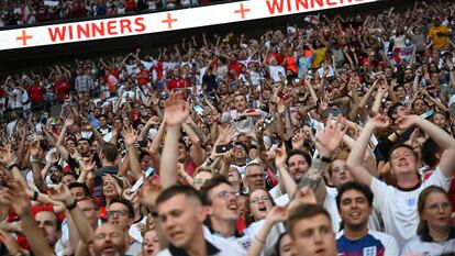 Los aficionados ingleses celebran la victoria en Wembley.