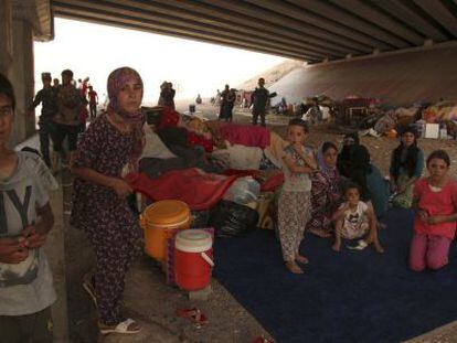 Refugiados yazid&iacute;es, bajo un puente en la kurda Dohuk.
 