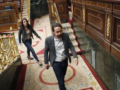 El l&iacute;der de Podemos, Pablo Iglesias (c), y la portavoz parlamentaria del partido, Irene Montero (detr&aacute;s), este martes en el Congreso.