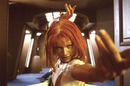 Milla Jovovich en El quinto elemento
La actriz y modelo acabó usando peluca por el daño que supusieron los constantes tintes naranjas a su melena. Sin necesidad de baños de color, la media melena y el flequillo son una apuesta sobre seguro.