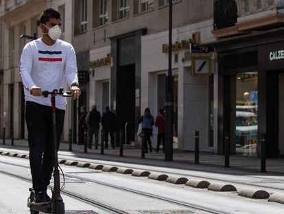 Una persona utiliza un patinete eléctrico durante el día 90 del estado de alarma en Vitoria-Gasteiz.
 