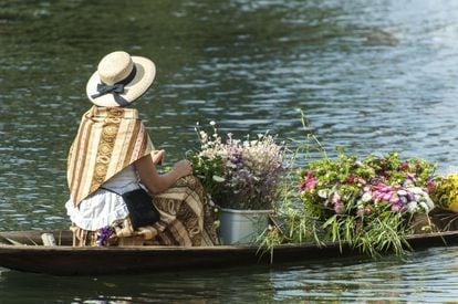 Mercado flotante de flores en L'Isle-sur-la-Sorgue.