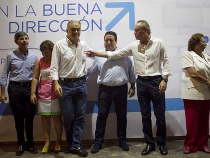 Alberto Fabra posa junto a otros dirigentes del PP en la cena del partido al inicio del curso pol&iacute;tico.