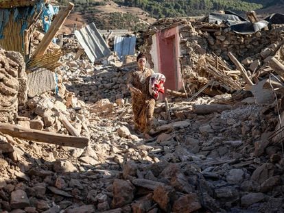 Una mujer pasa junto a casas destruidas después del terremoto en el pueblo de montaña de Tafeghaghte, al suroeste de la ciudad de Marrakech, el 9 de septiembre de 2023.
